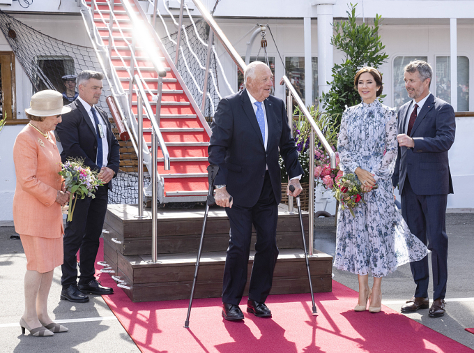Kronprins Frederik og Kronprinsesse Mary ønsket Kongen og Dronningen velkommen til Århus. Foto: Bo Amstrup / NTB